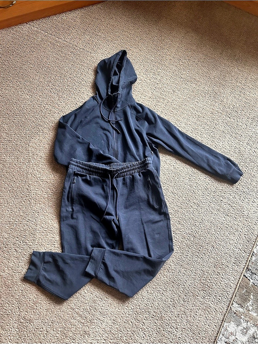 Old Navy women’s  Hooded TWO -Piece set in Blue Like New jacket is L  pants LP